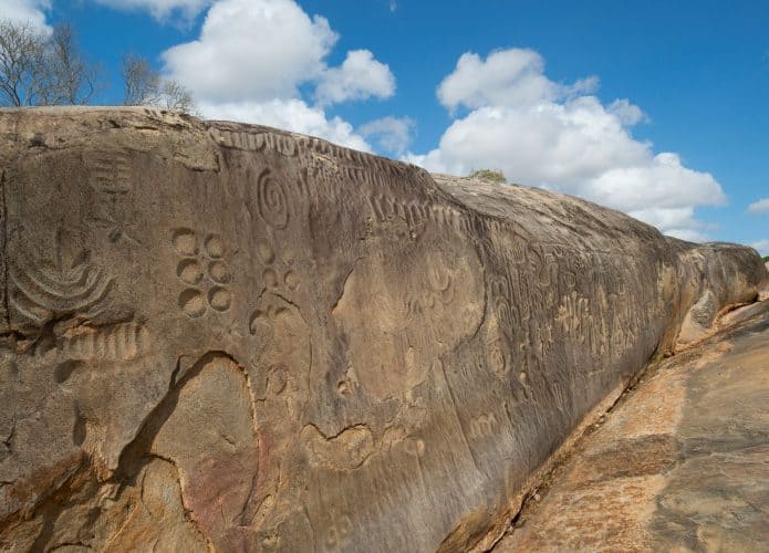 Pedra do Ingá de lado