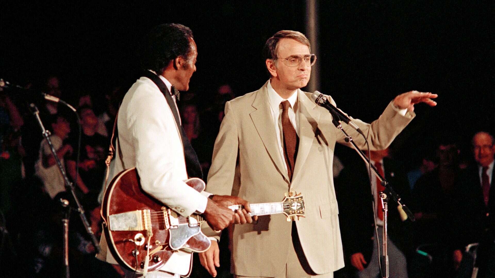 Carl Sagan ao lado do músico Chuck Berry durante a celebração do sobrevoo de Netuno pela sonda Voyager 2, em agosto de 1989.