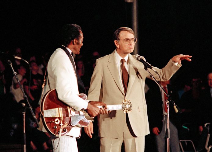 Carl Sagan ao lado do músico Chuck Berry durante a celebração do sobrevoo de Netuno pela sonda Voyager 2, em agosto de 1989.