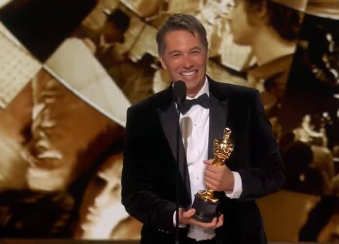 Sean Baker com o Oscar de Melhor Diretor