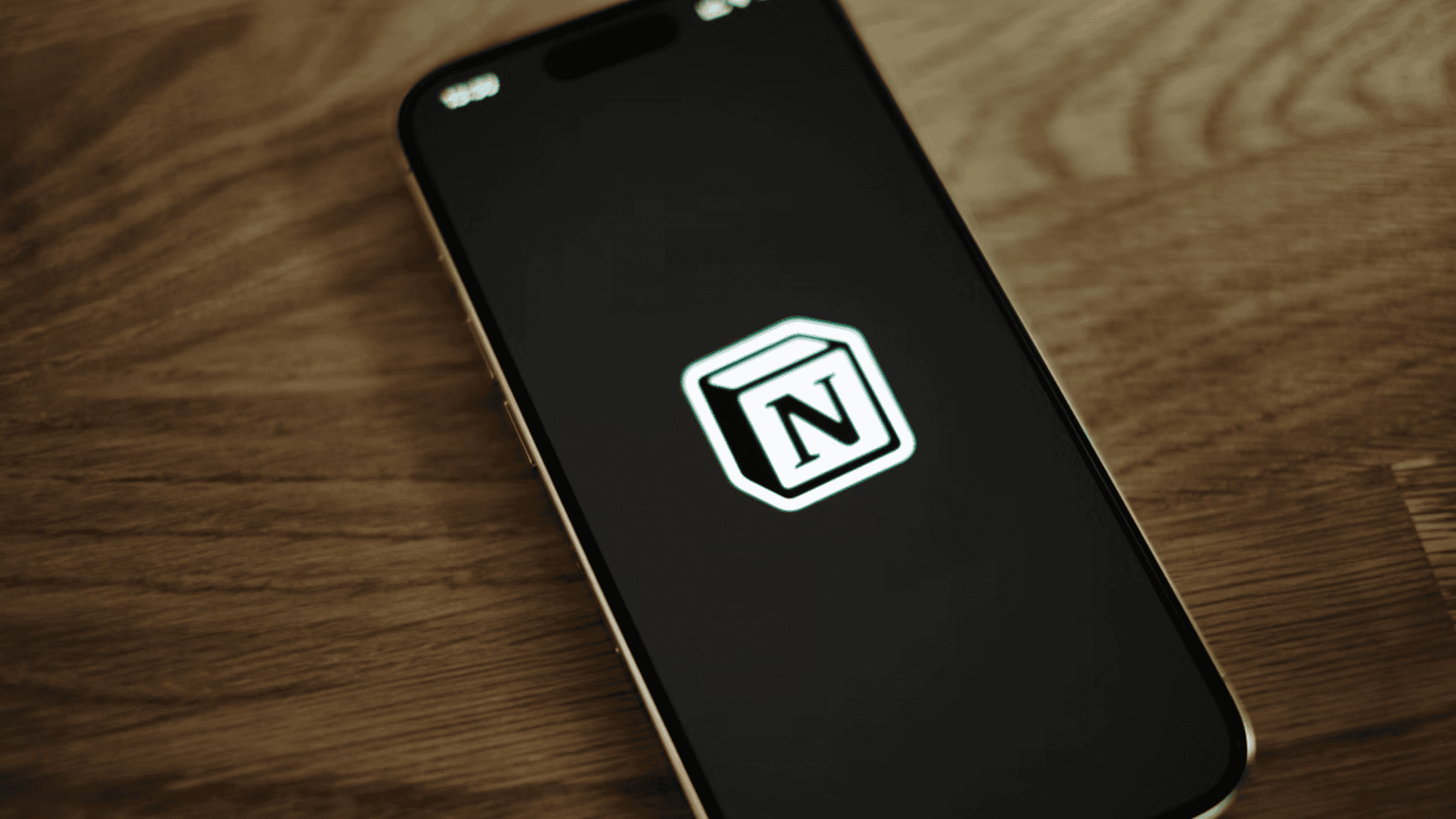 Smartphone com aplicativo Notion