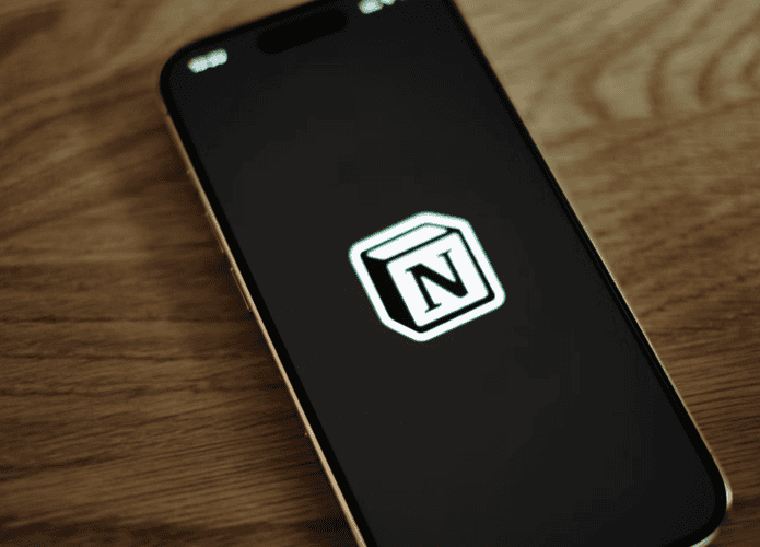 Smartphone com aplicativo Notion