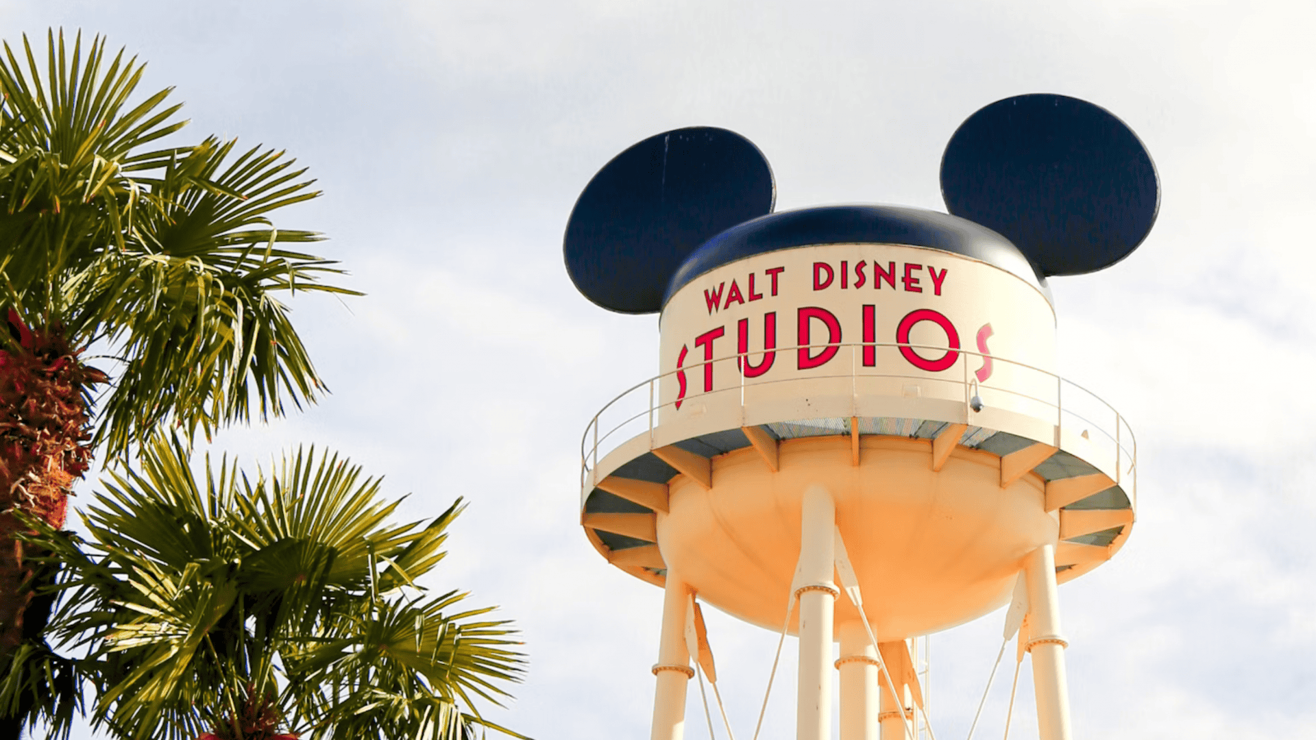 Caixa d'água do Walt Disney Studios via Lydia Turner/Unsplash