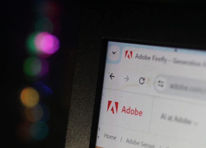 imagem exibe a tela de um computador aberto no site da adobe