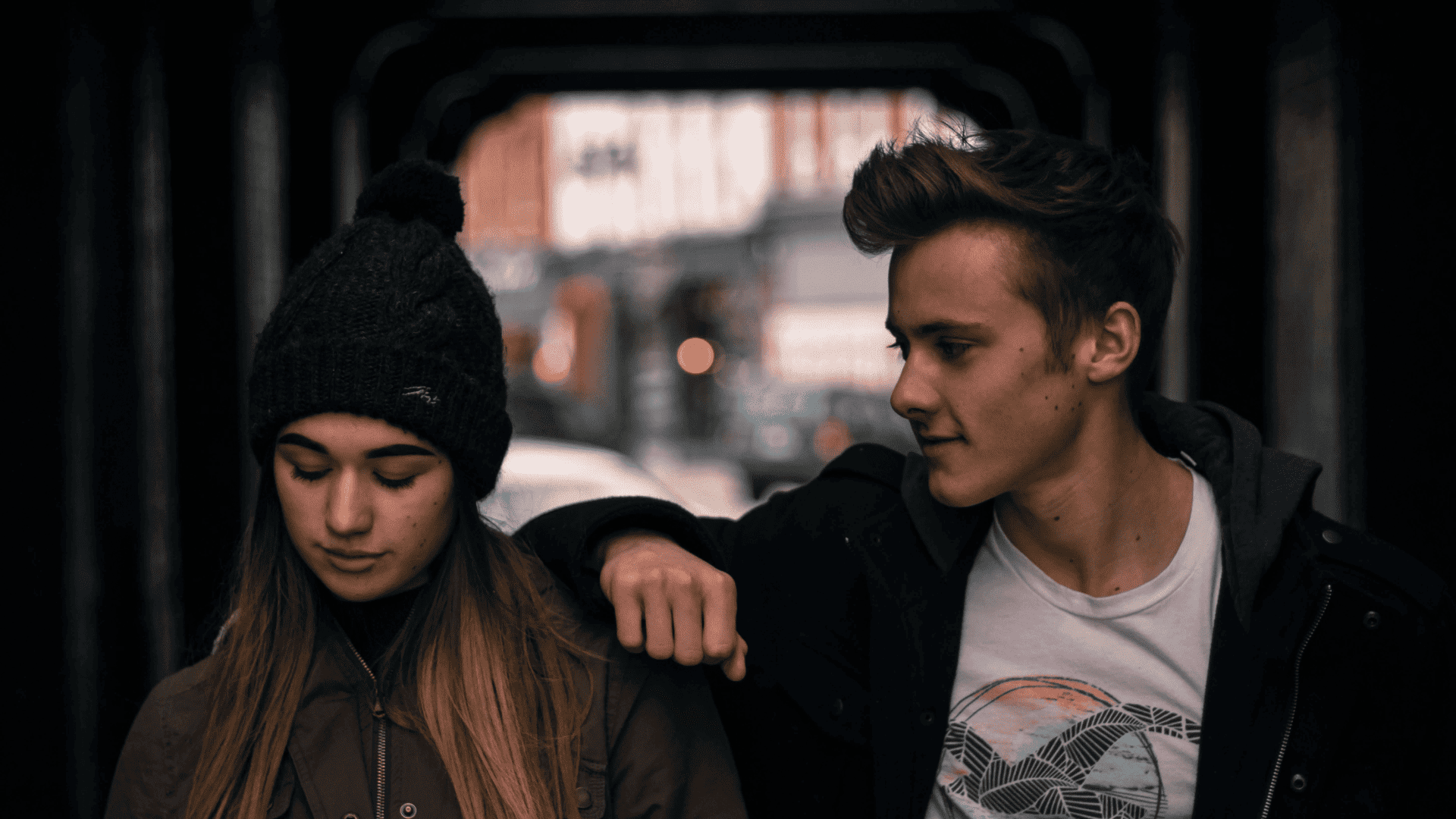 imagem mostra dois adolescentes, um menino e uma menina, lado a lado