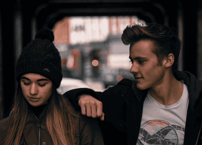 imagem mostra dois adolescentes, um menino e uma menina, lado a lado