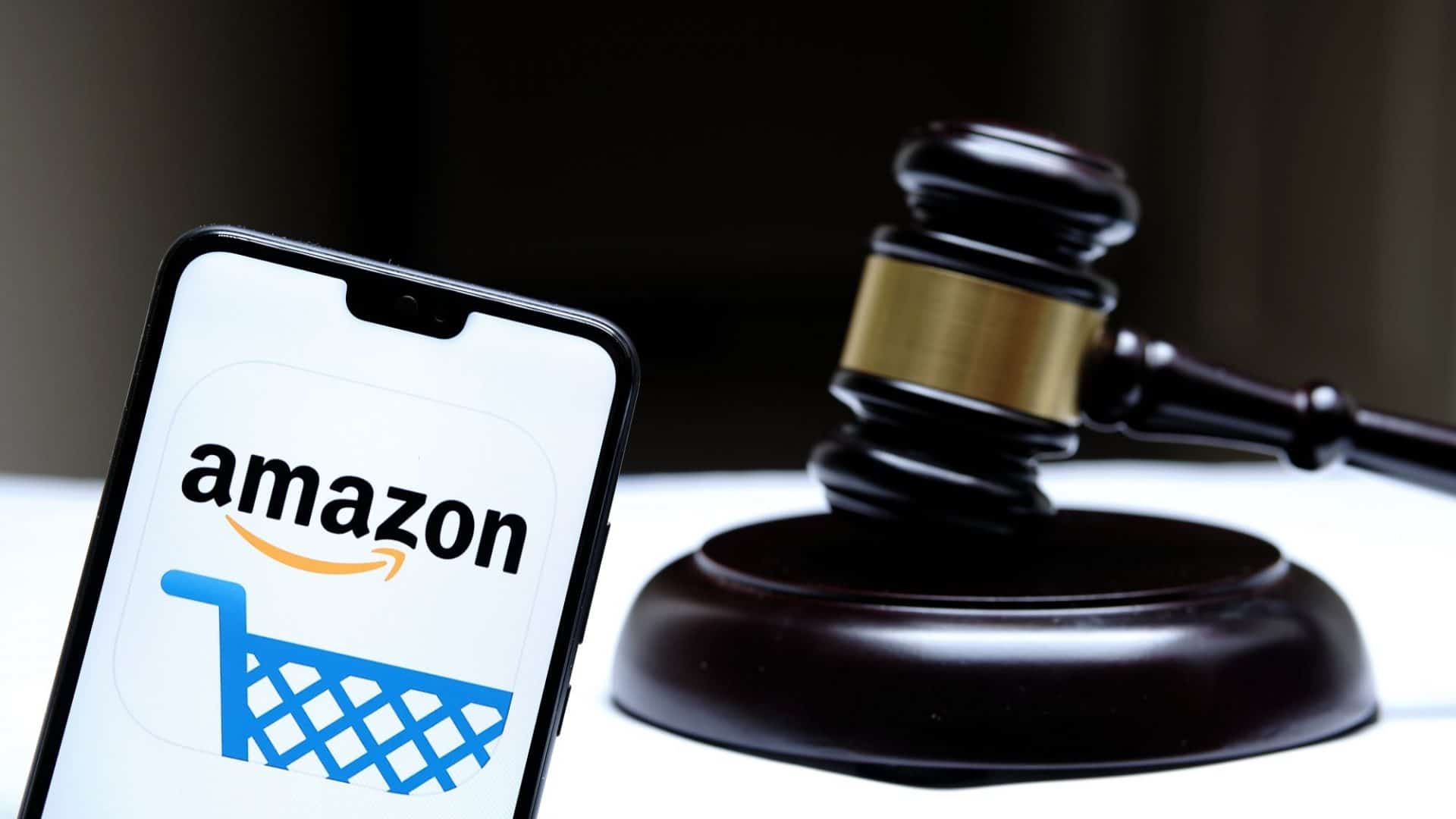 Logo da Amazon, à esquerda, em um smartphone; à direita, um martelo de juiz