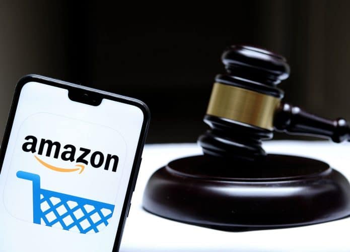 Logo da Amazon, à esquerda, em um smartphone; à direita, um martelo de juiz