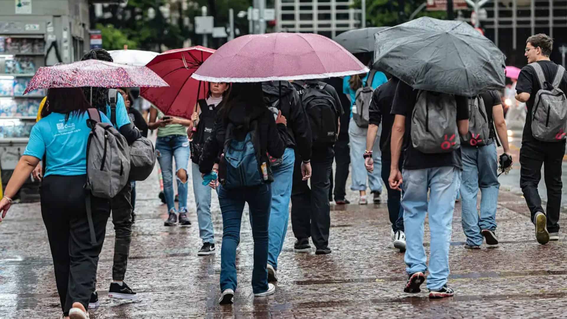Pessoas com guarda-chuva