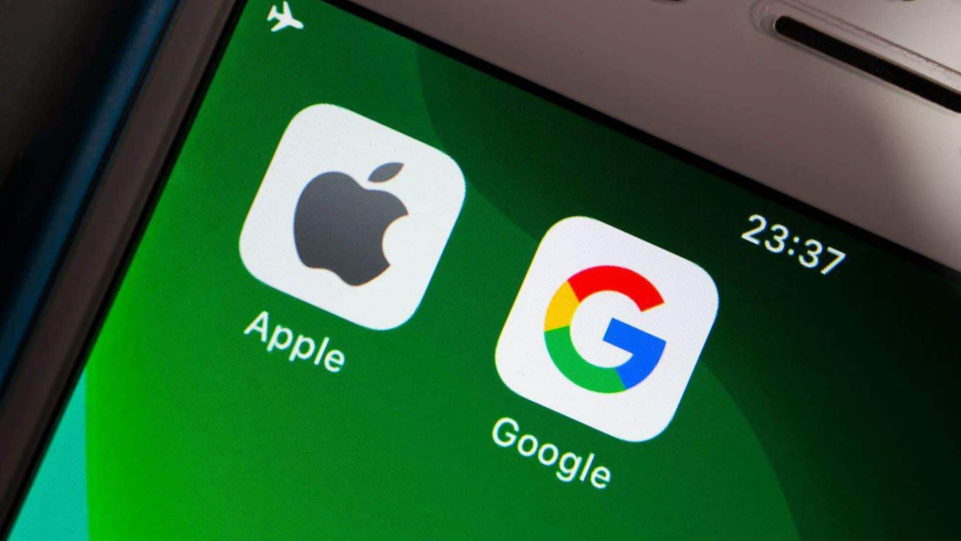 Logos de Apple e Google lado a lado em um smartphone