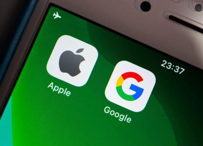 Logos de Apple e Google lado a lado em um smartphone