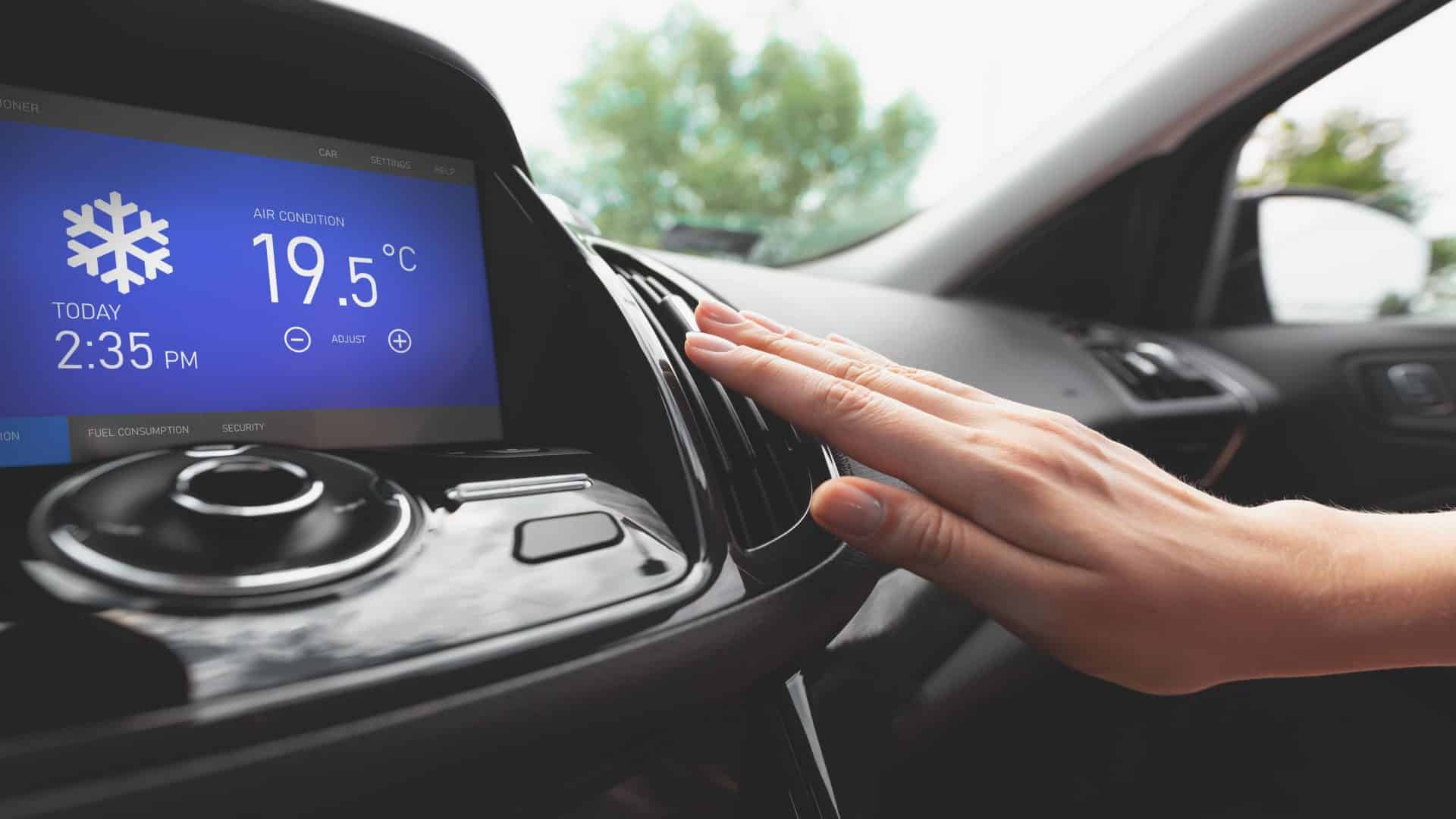 Mão de motorista ajusta ar ventilação de ar condicionado no carro