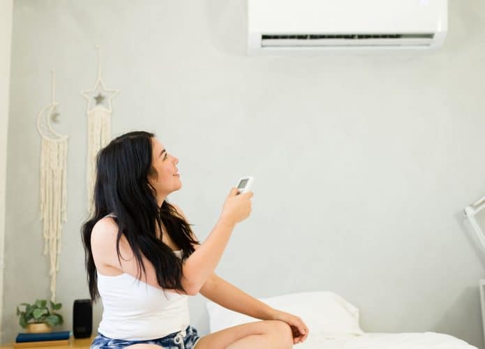 Mulher em uma sala com ar-condicionado