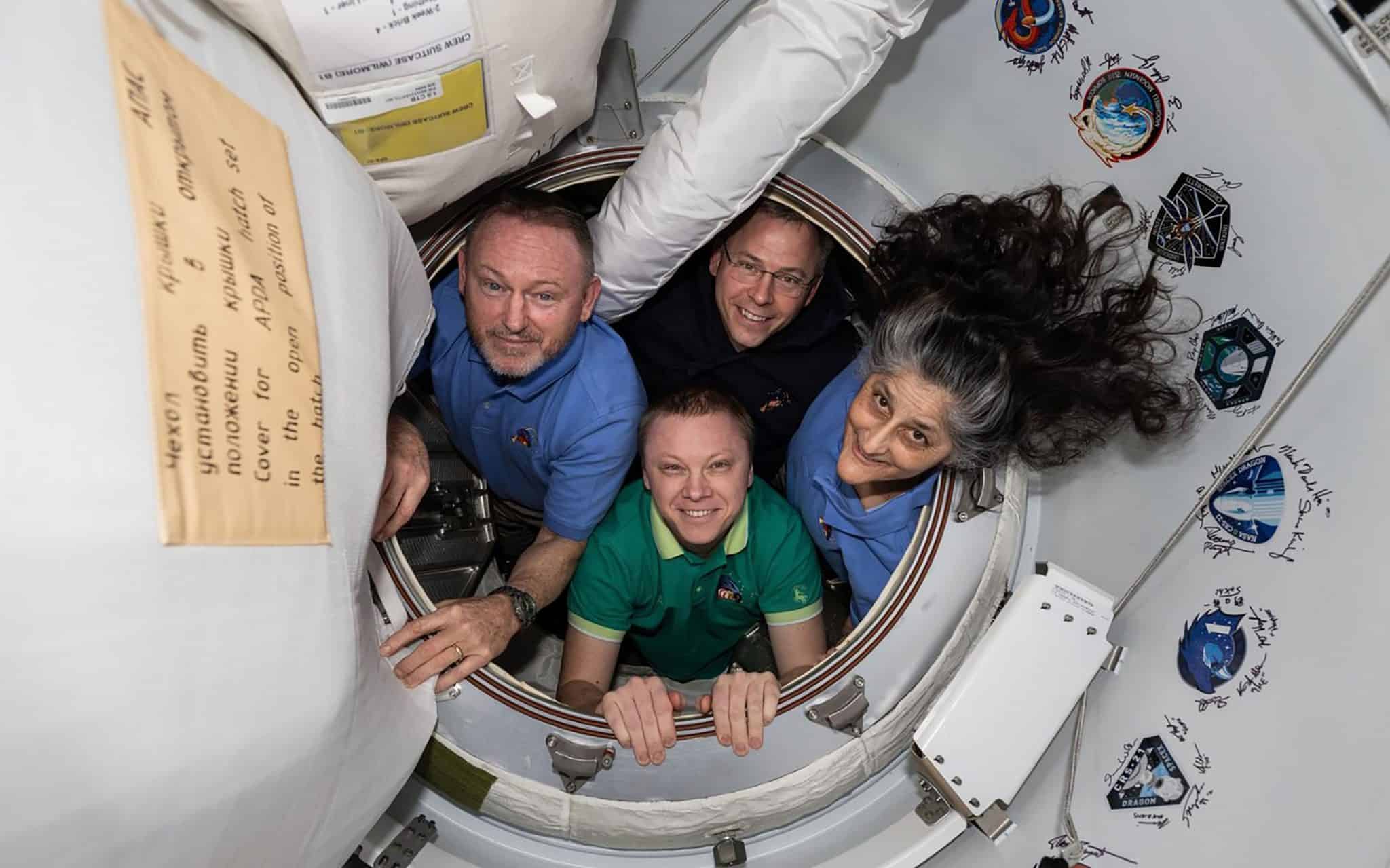 Astronautas que ficaram “presos” no espaço chegam à Terra - Olhar Digital