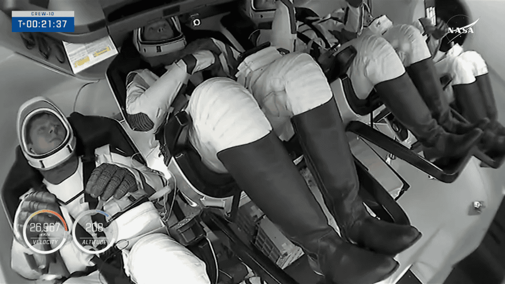 Astronautas no interior da nave