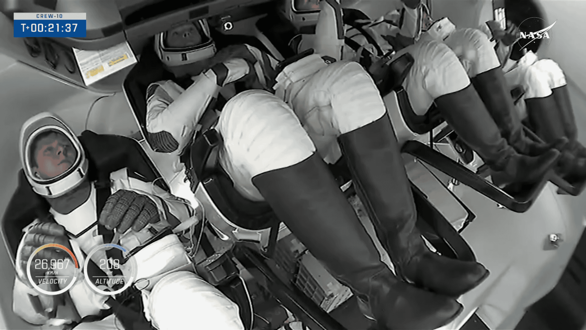 Astronautas no interior da nave