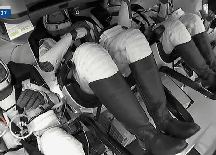 Astronautas no interior da nave