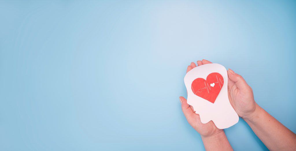 Cabeça humana de papel com um coração de papel dentro