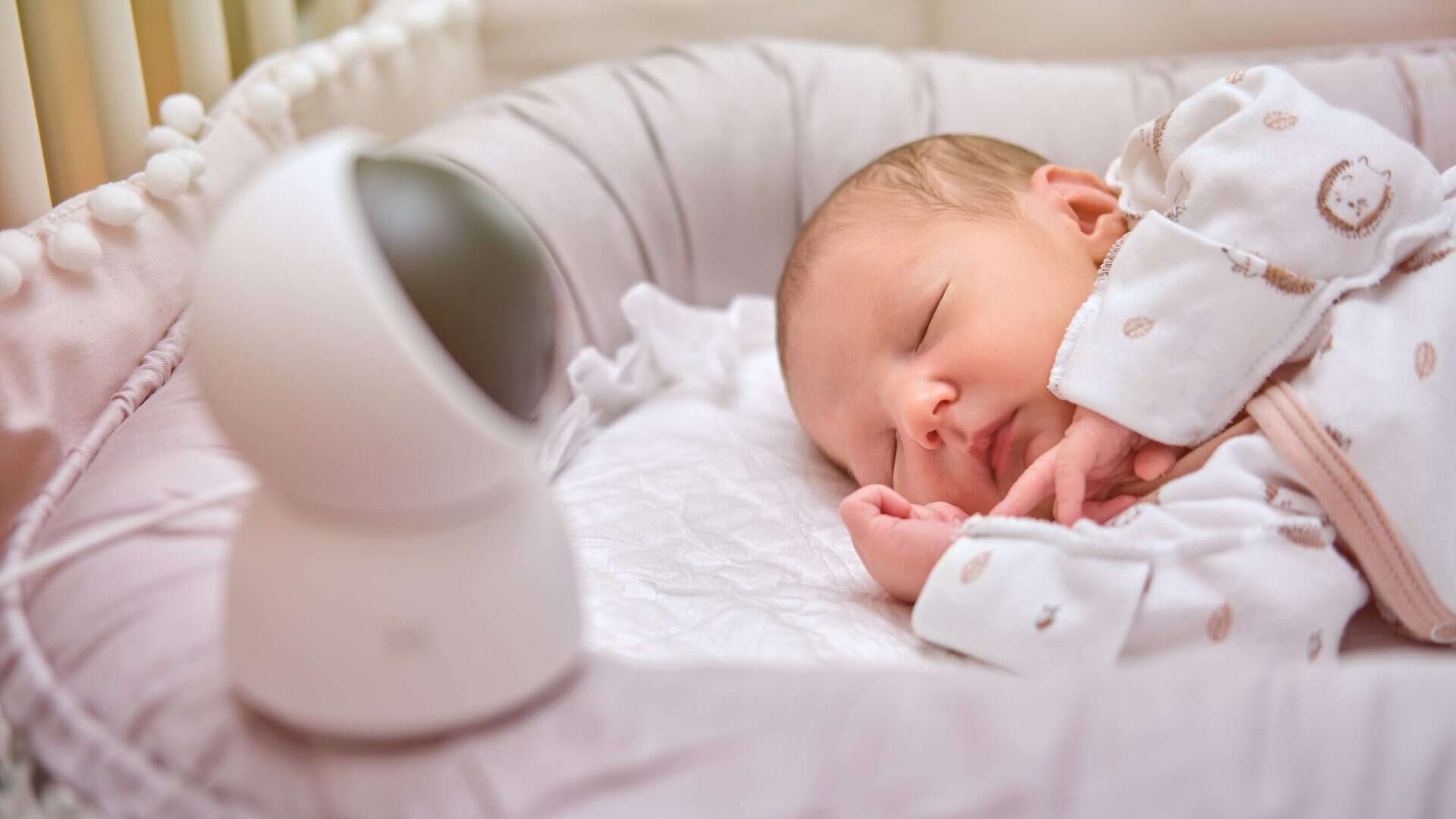 Câmera vigiando um bebê deitado em um berço