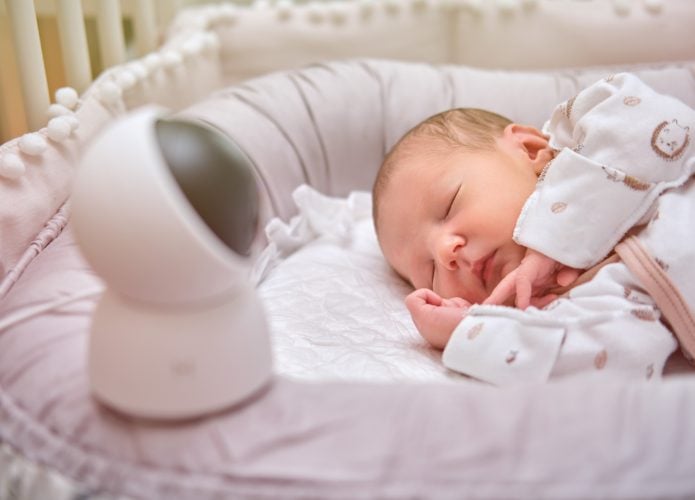 Câmera vigiando um bebê deitado em um berço