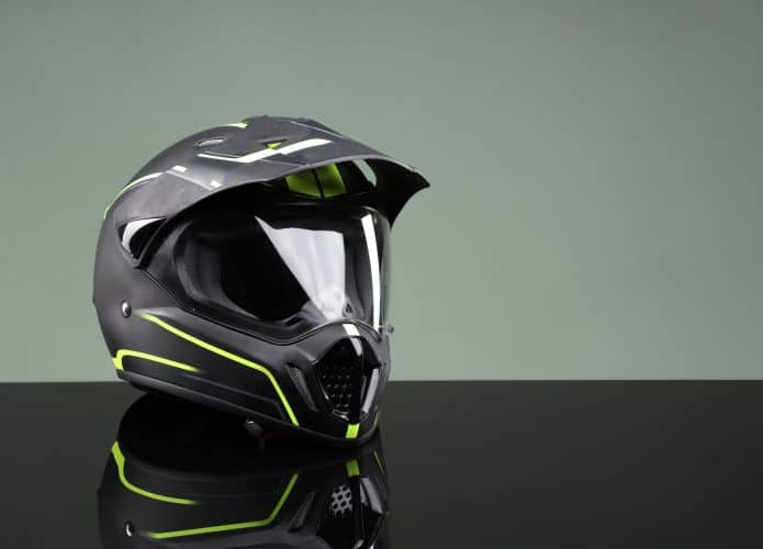 Capacete de motocicleta moderno com viseira na superfície