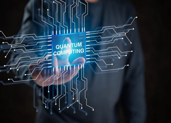 Homem segurando chip holográfico