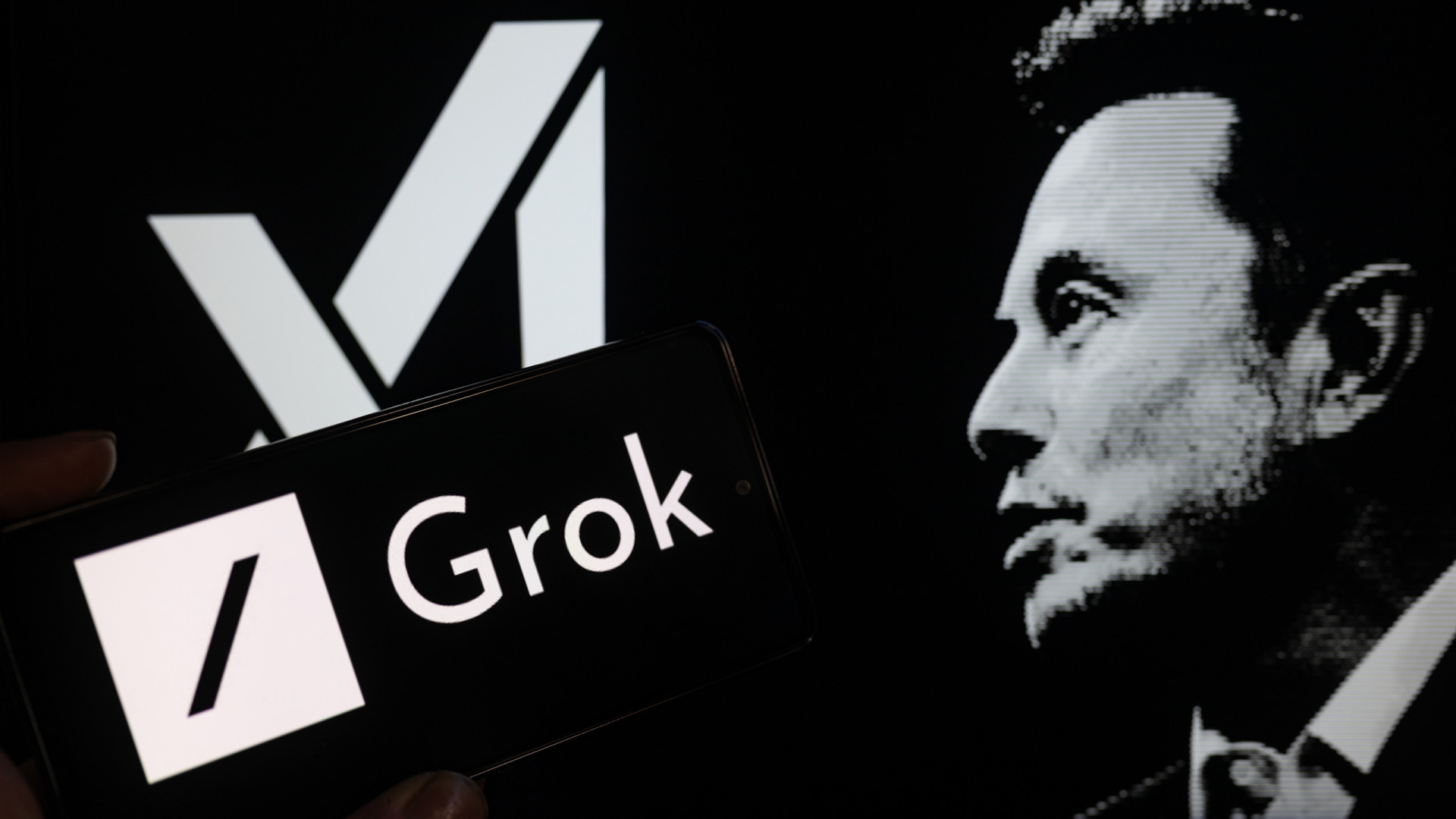 Ao fundo, logos de xAI e X; à frente, rosto de Elon Musk em preto e branco