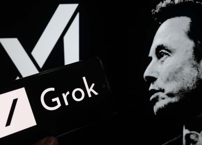 Ao fundo, logos de xAI e X; à frente, rosto de Elon Musk em preto e branco