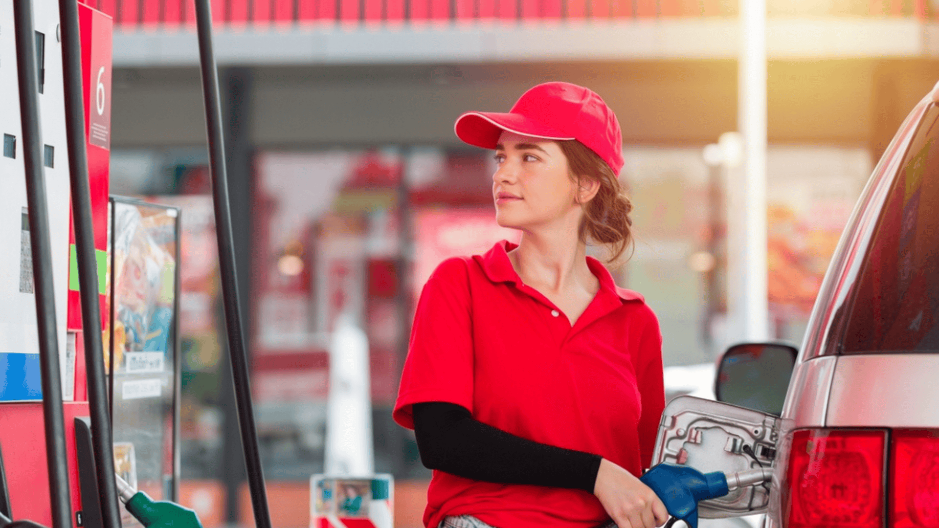 Frentista abastecendo veículo de um cliente