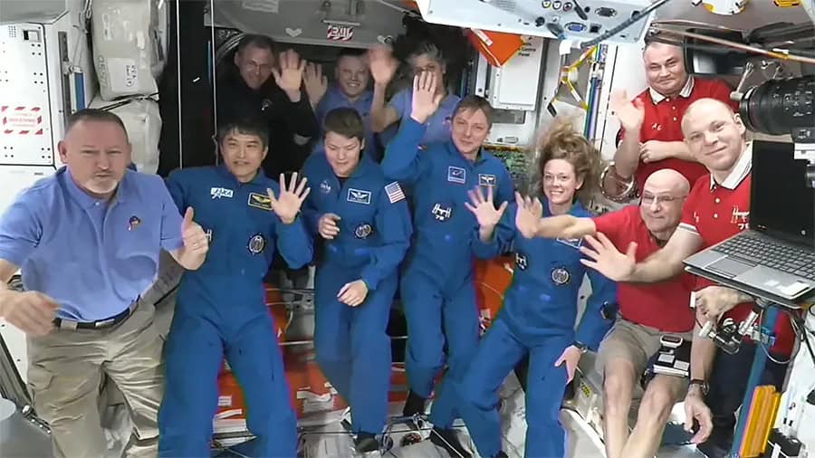 Astronautas se reúnem na chegada da tripulação da Crew-10
