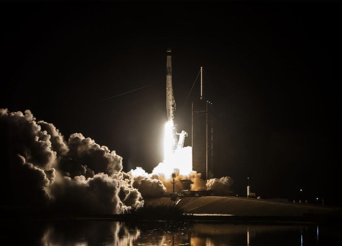 falcon-9-lanamento-695x500