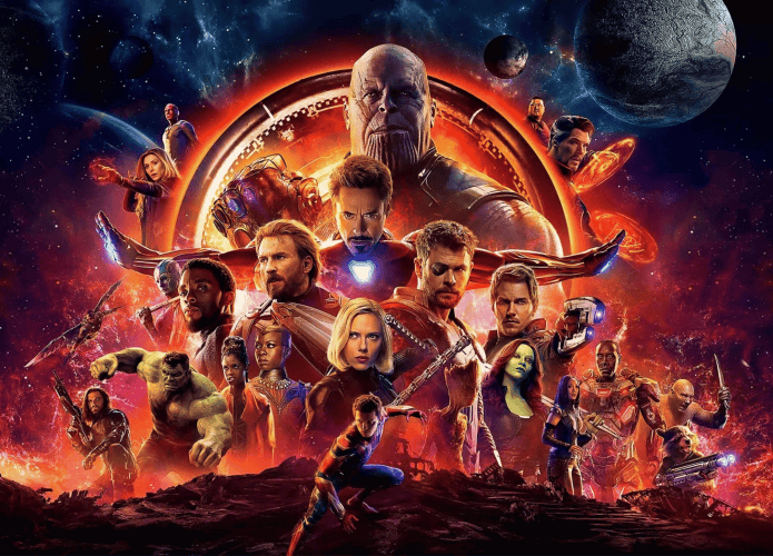 Montagem com personagens do universo Marvel em um fundo espacial avermelhado. Thanos aparece no topo segurando a Manopla do Infinito, com heróis como Homem de Ferro, Capitão América, Thor e Pantera Negra em destaque. Explosões e planetas compõem o cenário de ação.