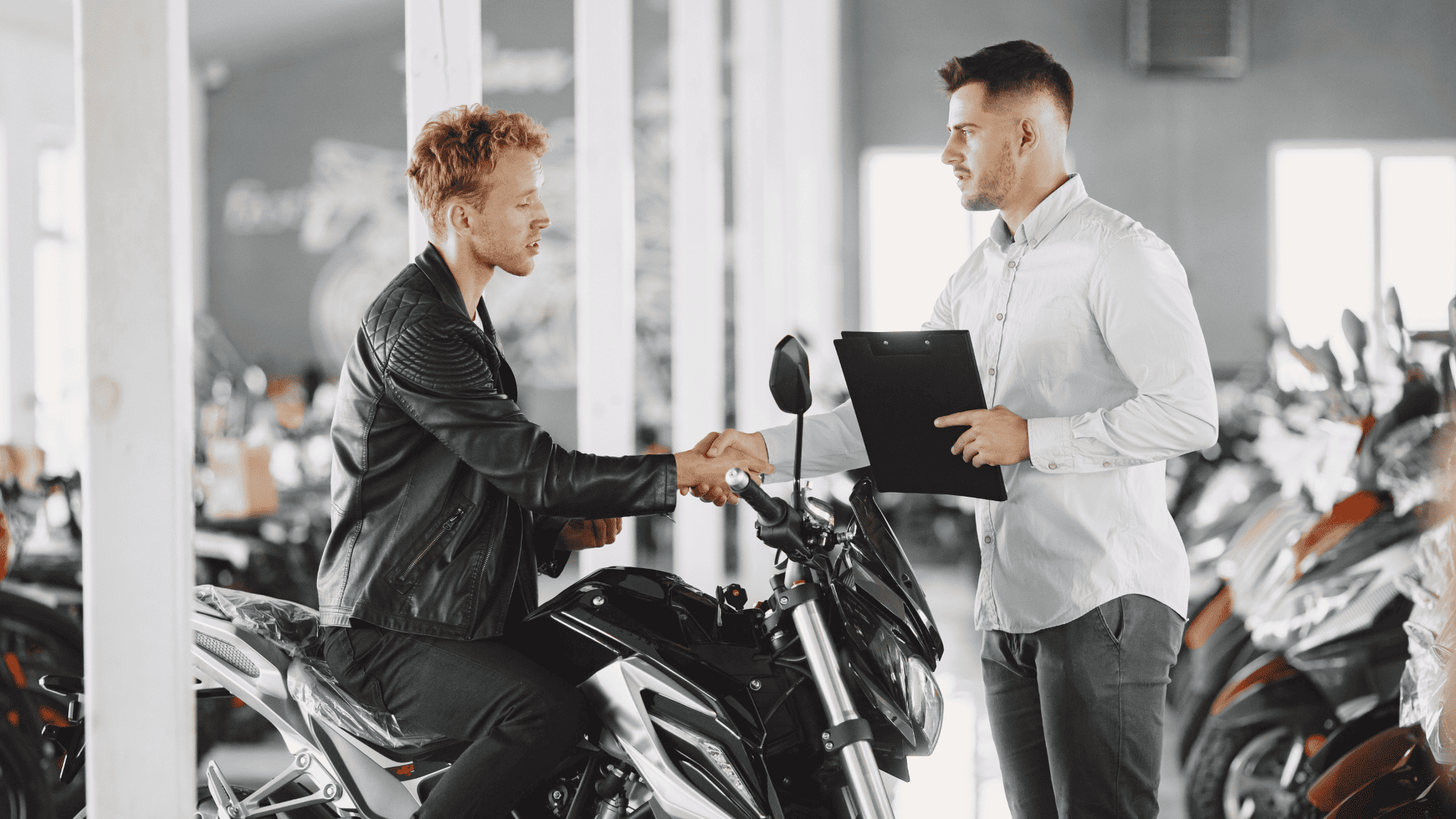 Vendedor negociando uma moto com o cliente
