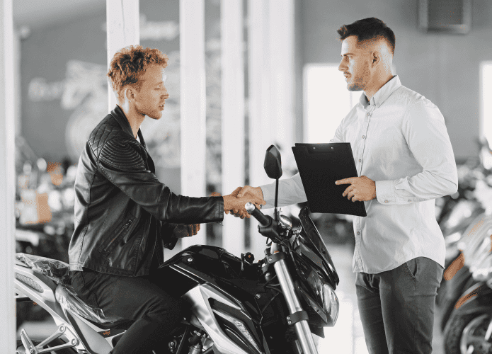 Vendedor negociando uma moto com o cliente