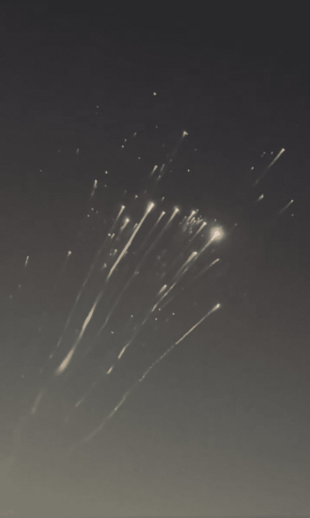 Fragmentos da Starship explodindo no céu