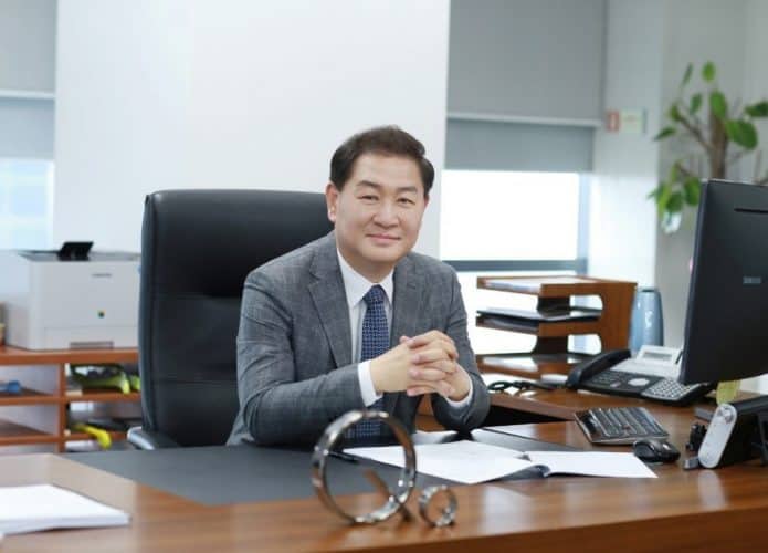 Han Jong-Hee sentado atrás de uma mesa