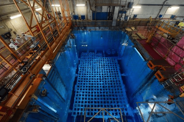 A luminosidade azulada da água nas piscinas de resfriamento dos combustíveis usados das usinas nucleares é gerada pelo efeito Cherenkov