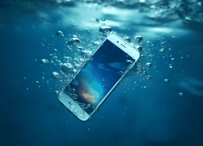 Celular imergindo na água
