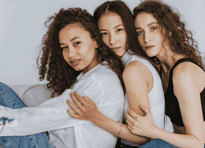 imagem mostra mulheres lado a lado em sinal de união, fraternidade, sororidade, sisterhood