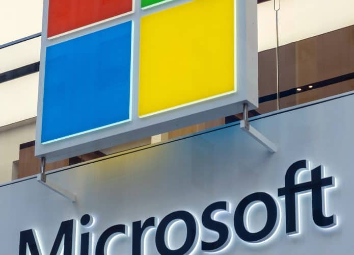 Logo da Microsoft na fachada de uma loja