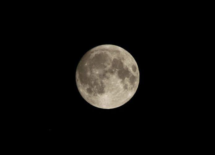 Lua no céu de Hokkaido