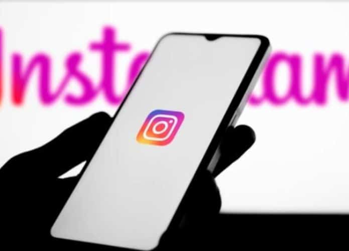 celular com logo instagram