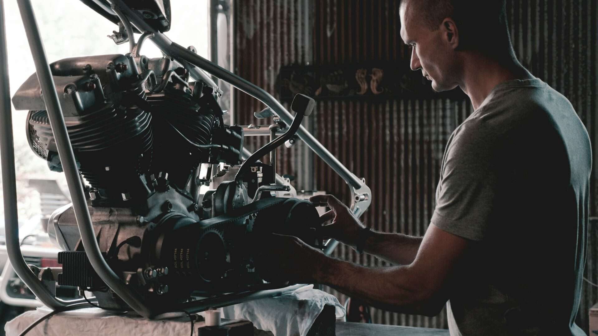 Mecânico mexendo em peças internas de um carro