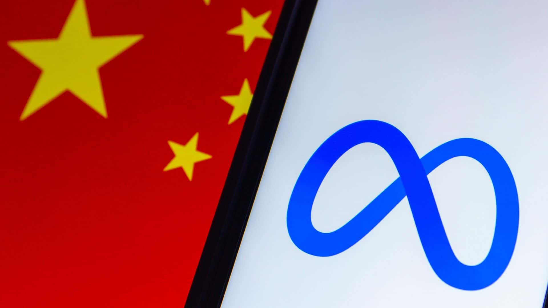 Bandeira da China ao lado do logo da Meta exibido em um smartphone