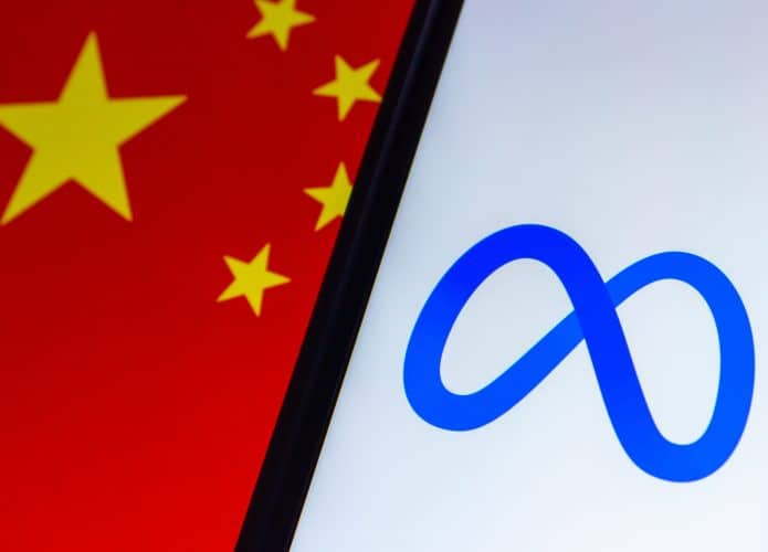 Bandeira da China ao lado do logo da Meta exibido em um smartphone