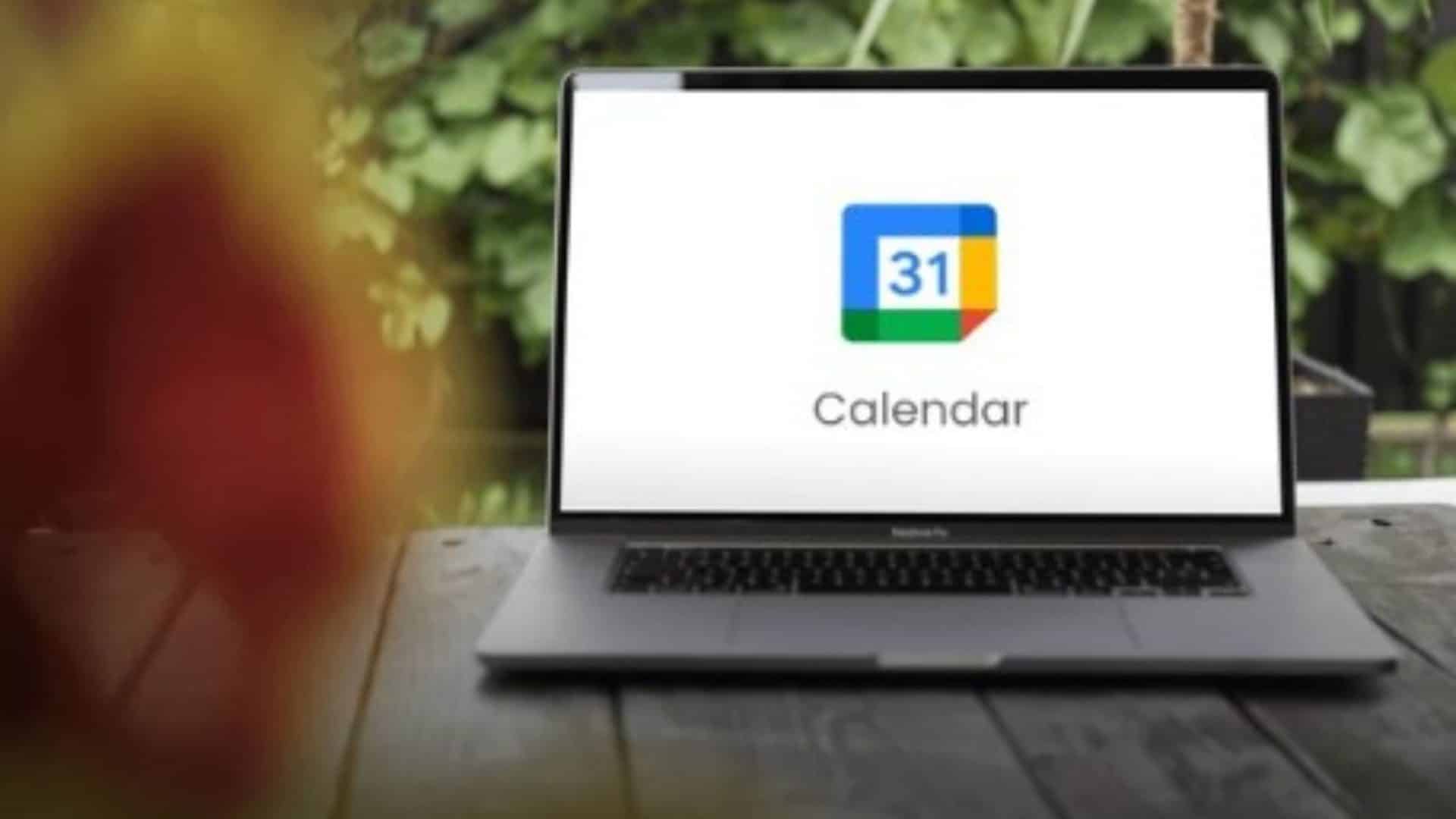 computador em cima de mesa com o google calendar