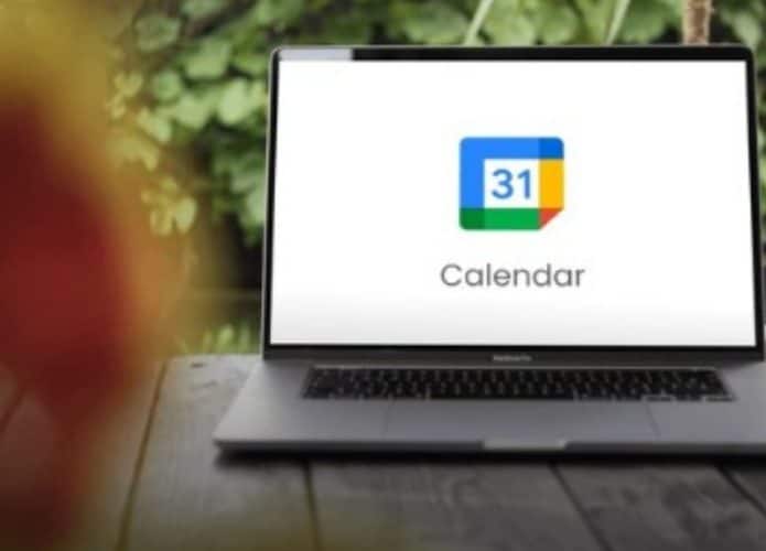 computador em cima de mesa com o google calendar