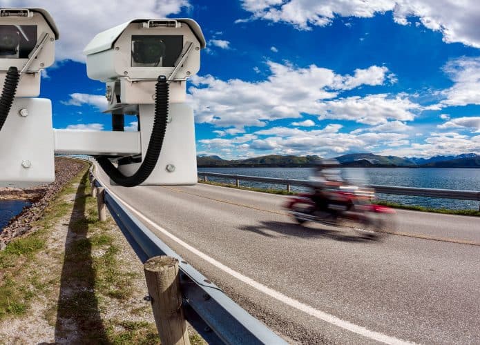 Radar de trânsito e moto em alta velocidade, a infração rende pontos na carteira de habilitação