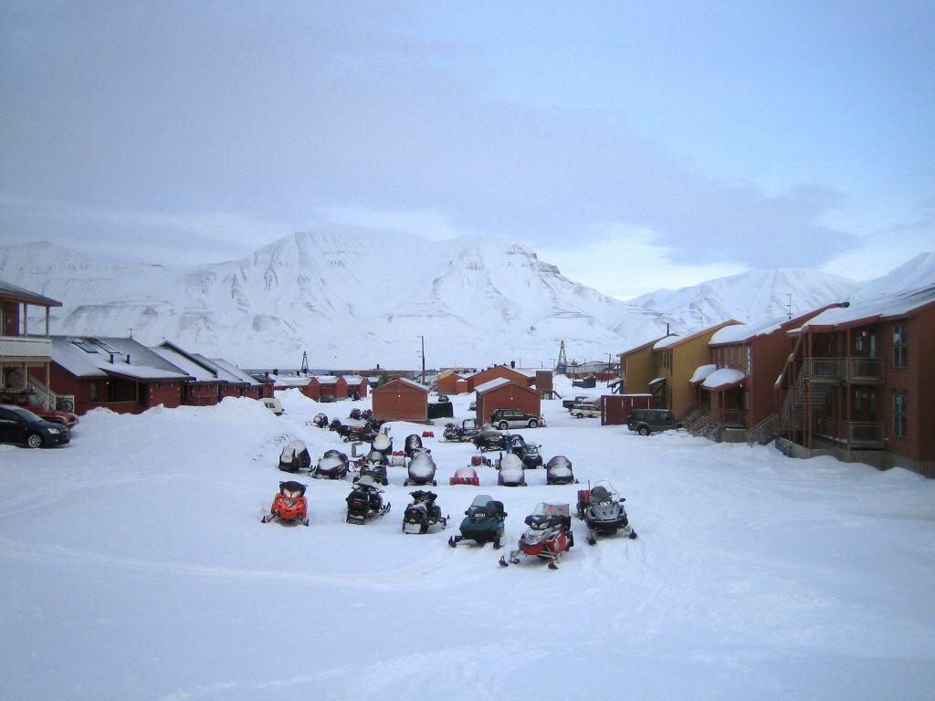 Um estacionamento com motos de neve em Longyearbyen, Svalbard