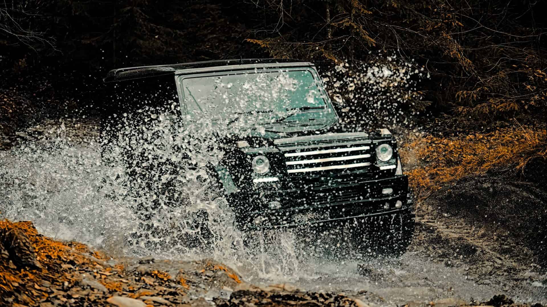 Viagem off-road em estrada de montanha em carro com tração 4x4